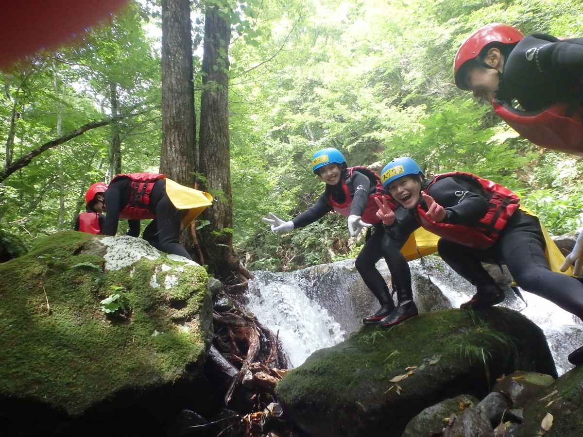 水は多いが晴れてスッキリ、キャニオニング　